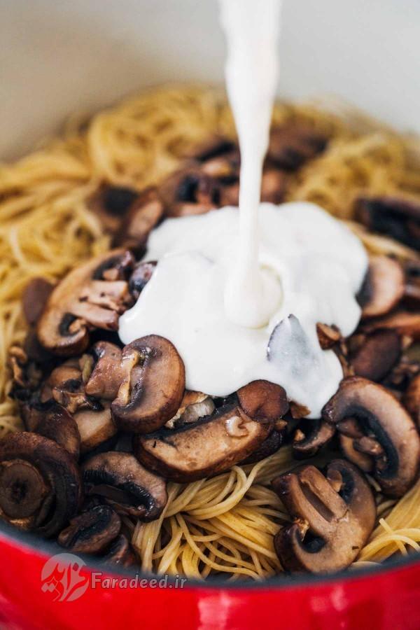 اسپاگتی خامه و قارچ با سس سیر