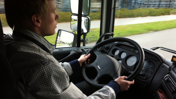 تکنولوژی چطور حواس رانندگان کامیون را پرت می‌کند!