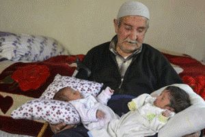 بچه دار شدن پیرمرد 85 ساله + عکس
