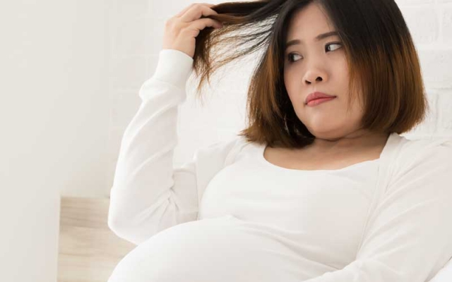 آنچه باید درباره رنگ کردن مو در دوران بارداری بدانید