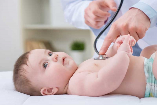 خس خس سینه نوزادان: انواع، علل، علائم و راه درمان