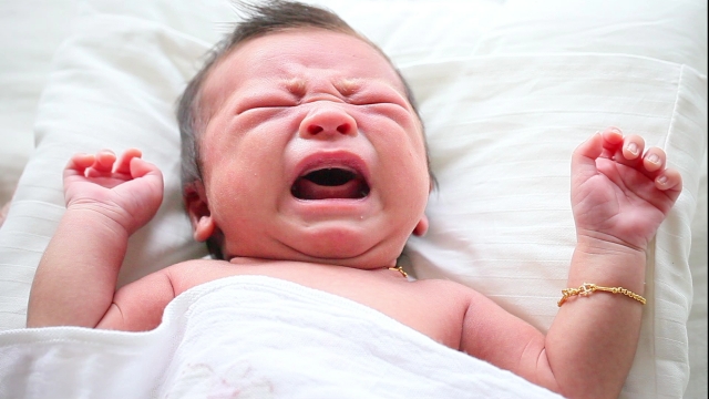 گریه مداوم نوزاد و روش درمان کولیک (قولنج)