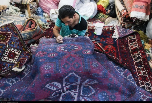 تصاویری دیدنی از رفوگران فرش دستبافت در بازار فرش اصفهان