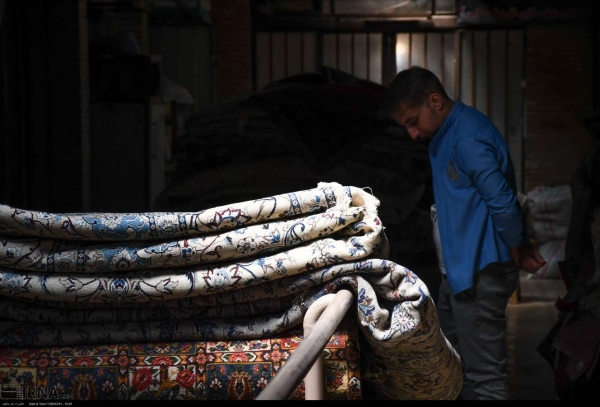    عکاسان خبرگزاری ایرانا تصاویری جالب و دیدنی از بازار اصفهان تهیه کرده که فعالان بخش ترمیم فرش و یا همان رفوگران فرش دستبافت را نشان میدهد که با عشق فراوان به هنر خود در حال فعالیت هستند .