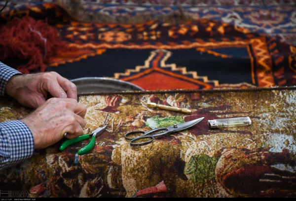 تصاویری دیدنی از رفوگران فرش دستبافت در بازار فرش اصفهان