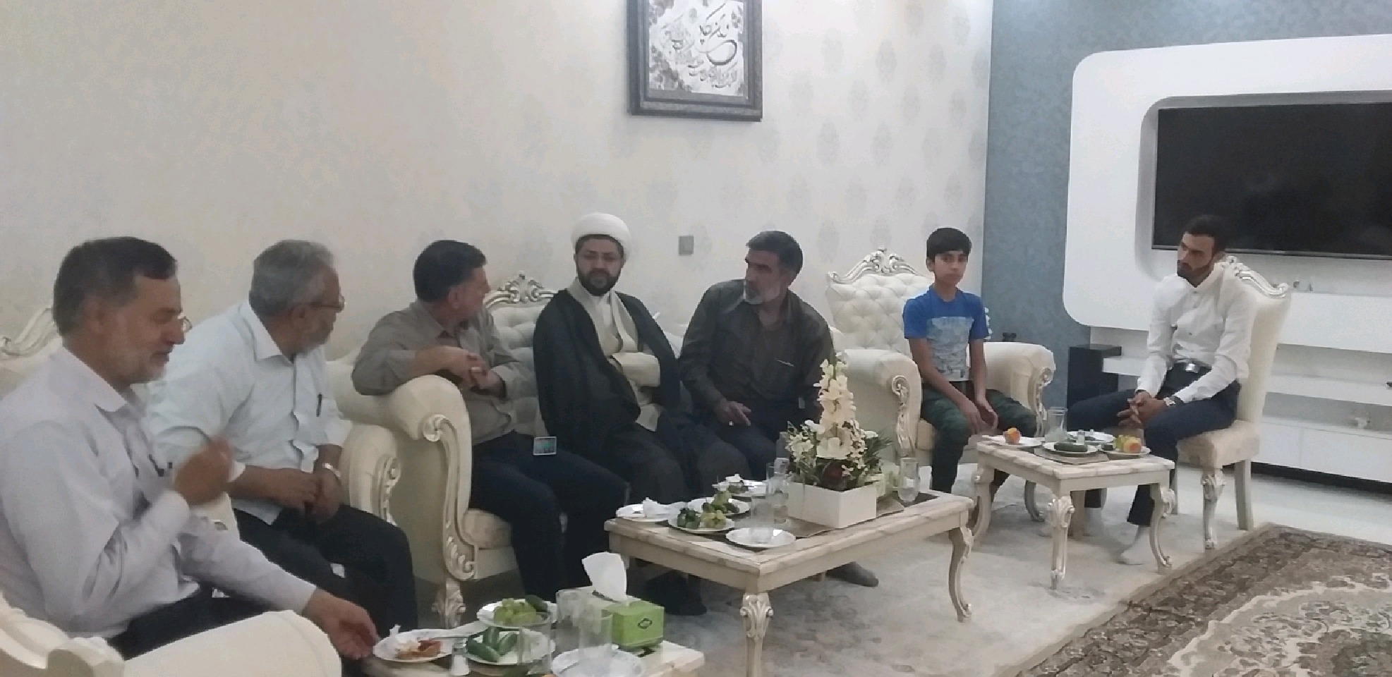 حضور امام جمعه محترم شهر قهدریجان در منزل اقای زمانی از اعضا ستاد نماز جمعه  برای تبریک ازدواج ایشان