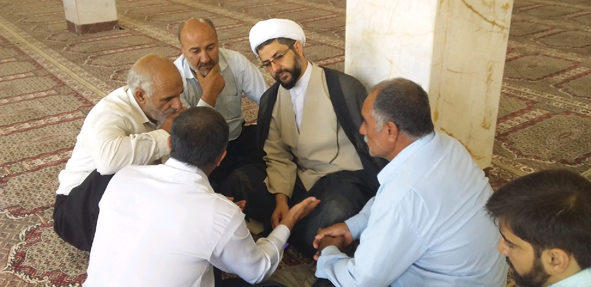 جلسه تعدادی از کشاورزان شهر با امام جمعه محترم شهر قهدریجان در موضوع اب