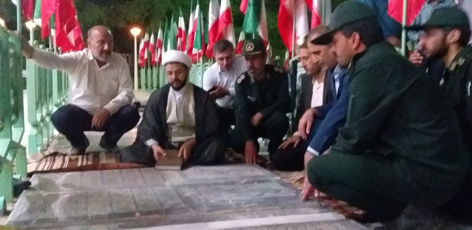 حضور امام جمعه محترم شهر در سر مزار قبر سردار شهید اسد الله رمضانی همراه جمعی از مسئولین شهرستانی