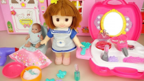 بازی کودکانه دخترانه عروسک کوچولو در سالن زیبایی مو