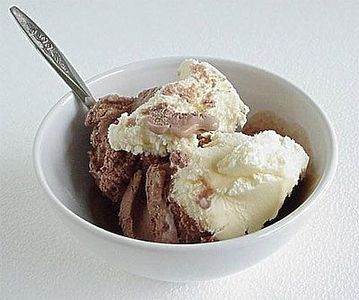 طرز تهیه ی بستنی شکلاتی در منزل