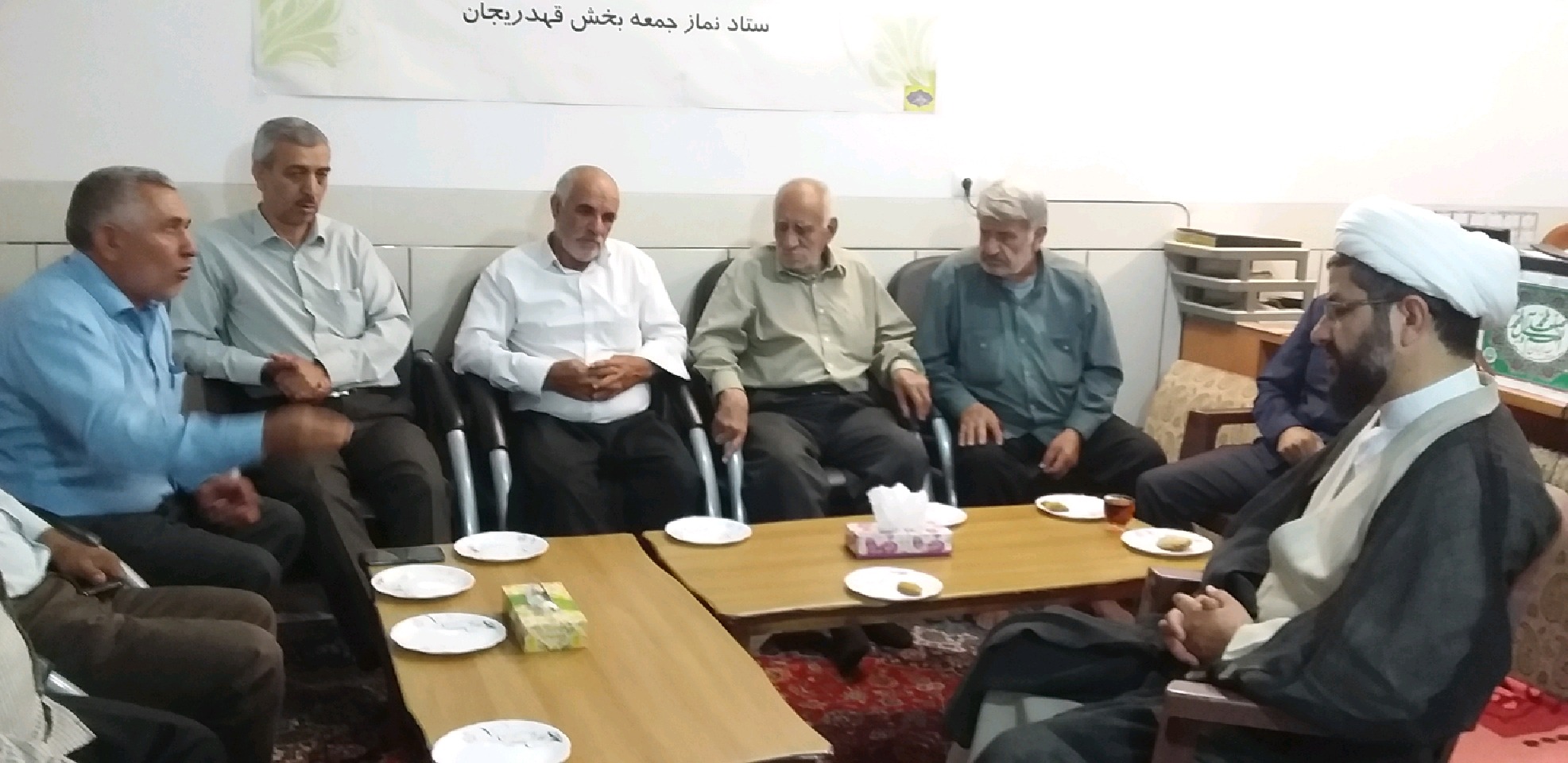 دیدار تعدادی از مردم شهر قهدریجان با امام جمعه محترم شهر با موضوعاوضاع شهرداری و  شورا های اسلامی شهر