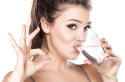 نوشيدن آب به تناسب اندام و سلامت بدن کمک مي کند