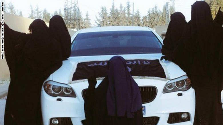 عکس‌هایی که زنان داعشی برای فریب دختران منتشر می‌کنند 