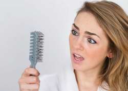 ريزش مو در خانم ها علت و درمان