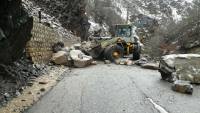 حسيني:ريزش کوه جاده چند روستا را مسدود کرد