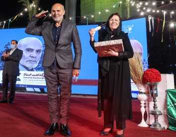 احترام نظامي جمشيد هاشم پور در جشنواره دفاع مقدس