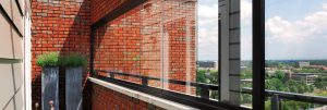 یکی از بهترین ایده هایی که شما برای طراحی مدرن ساختمان های خود می توانید داشته باشید استفاده کردن از شیشه بالکن می باشد.