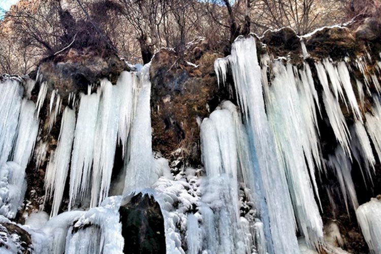 آبشار اخلمد مشهد در زمستان