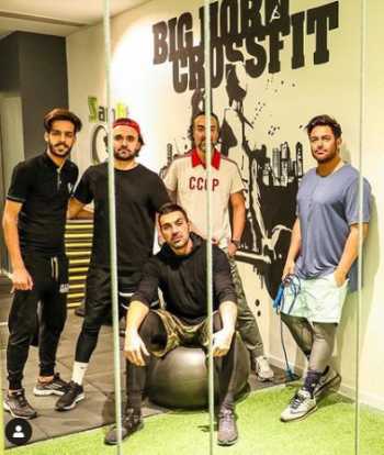 عکس محمد رضا گلزار با دوستانش در باشگاه ورزشي