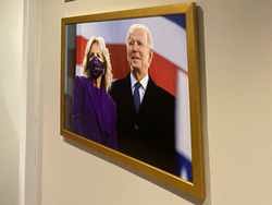 تابلوی بایدن و همسرش در کاخ سفید نصب شد