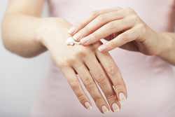 چگونه خشکی پوست دست را درمان کنیم ؟