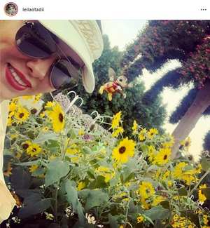 عکس ليلا اوتادي در کنار گلهاي آفتاب گردان