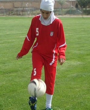 دعوت بانوی فوتبالیست کامیارانی به اردوی تیم ملی فوتبال 