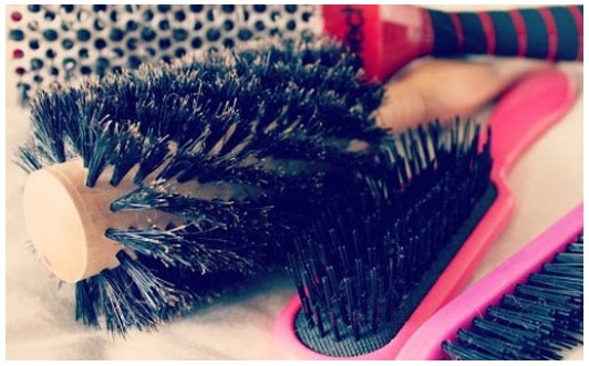 دلایل ریزش مو و مراحل تمیز کردن برس موی سر