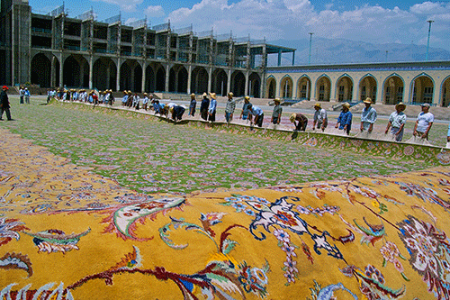 تصویر رونمایی فرش در مصلی تهران پس از بافت