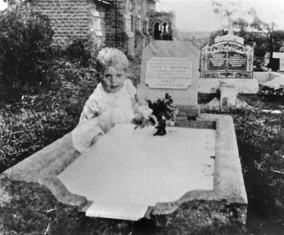 عکس روح دختر کوچک خانم اندروز در سال 1947