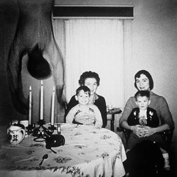 عکس روح ترسناک خانواده کوپر ها سال 1950