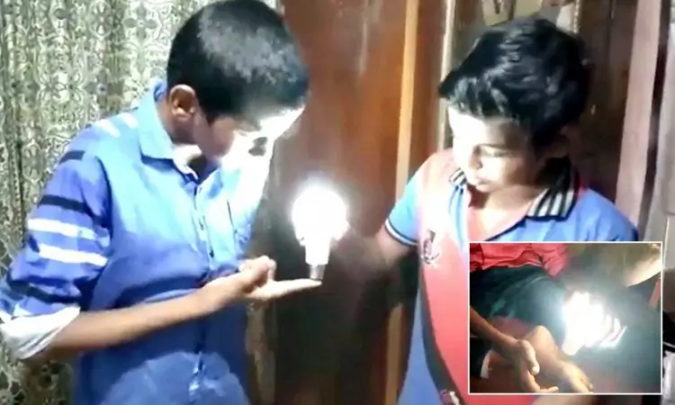 ادعای عجیب پسر هندی: روشن کردن لامپ با دست خالی