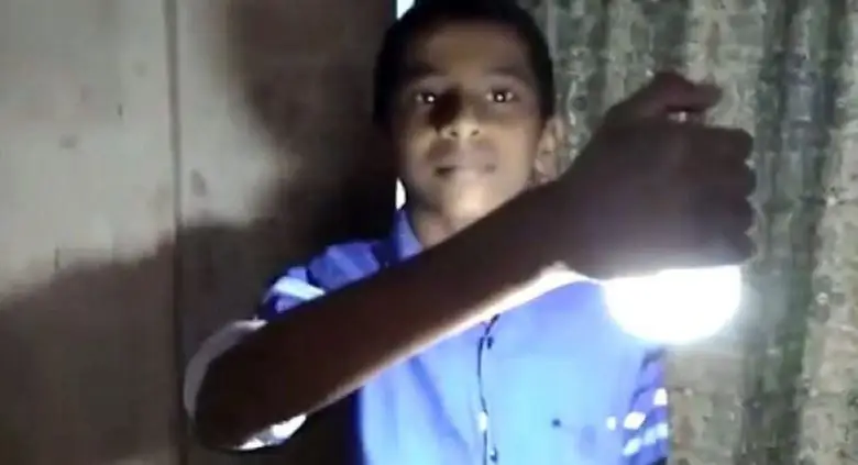 پسر هندی لامپ را با دست خالی روشن میکند