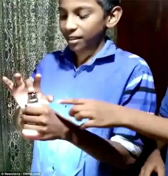 پسر هندی لامپ را با دست خالی روشن میکند