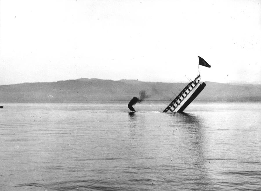 کشتی غرق شده تایتانیک آلپ در سال 1933 از ته دریاچه کنستانس بلند می شود