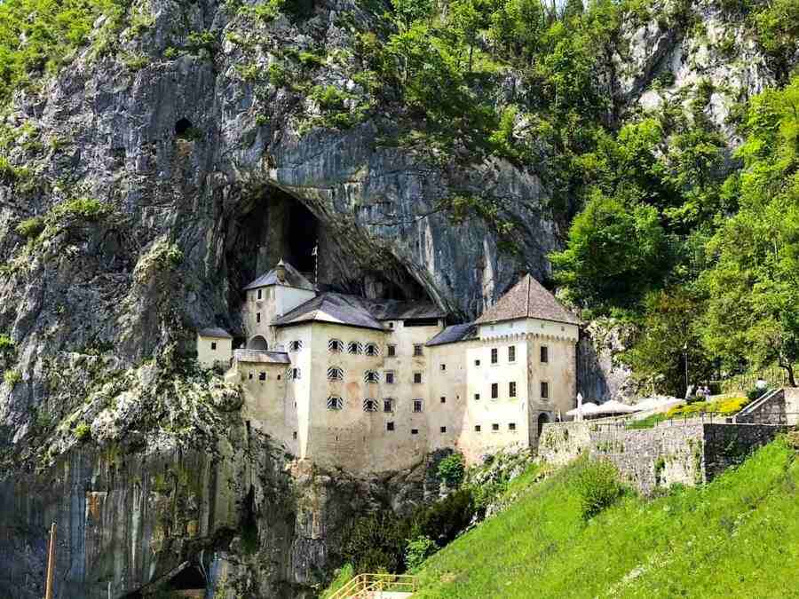 تاریخچه وحشی قلعه Predjama ساخته شده در دهان یک غار