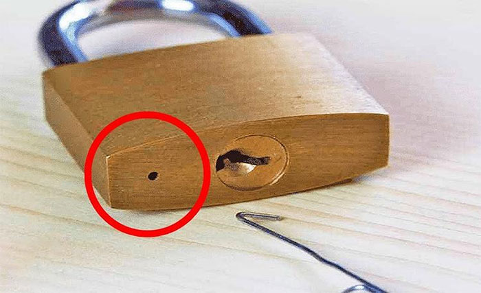 چرا هر قفلی یک سوراخ کوچک مرموز در پایین دارد؟