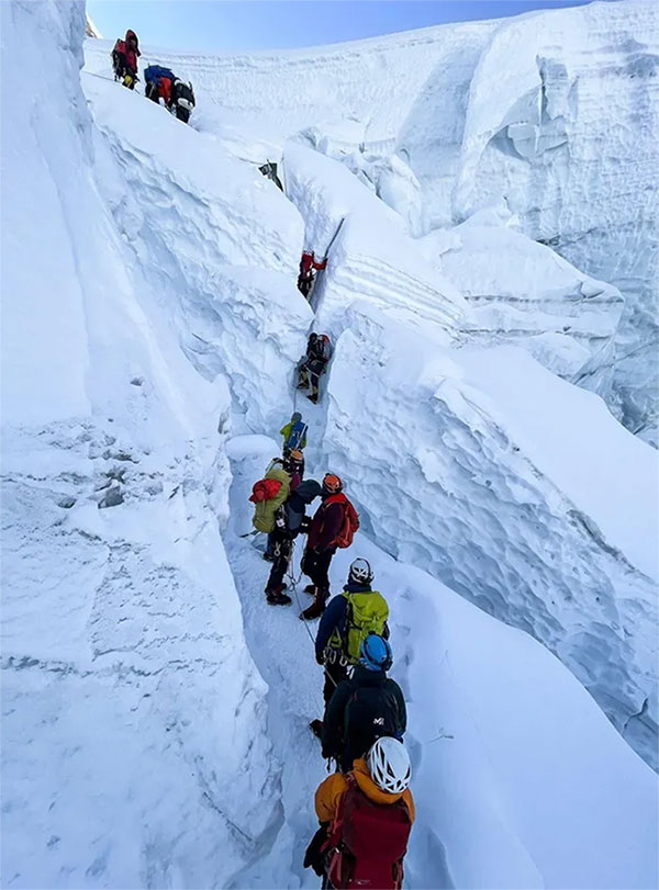 چرا با وجود مرگ 300 نفر همچنان عده زیادی به قله اورست علاقه دارند؟