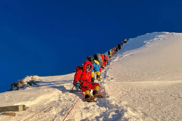 چرا با وجود مرگ 300 نفر همچنان عده زیادی به قله اورست علاقه دارند؟