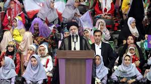 ‫جمهوری اسلامی دختران و زنان را محور خانواده و دارای نقش موثر اجتماعی می‌داند/  با افتخار‬‎