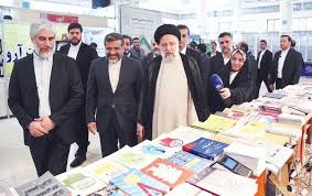 ‫Magiran | روزنامه کیهان (1403/02/23): رئیسی در بازدید از سی و پنجمین  نمایشگاه بین المللی کتاب تهران مطرح کرد: فراخواندن نویسندگان و هنرمندان  برای به تصویر کشیدن تقابل شرافت و شرارت در غزه‬‎