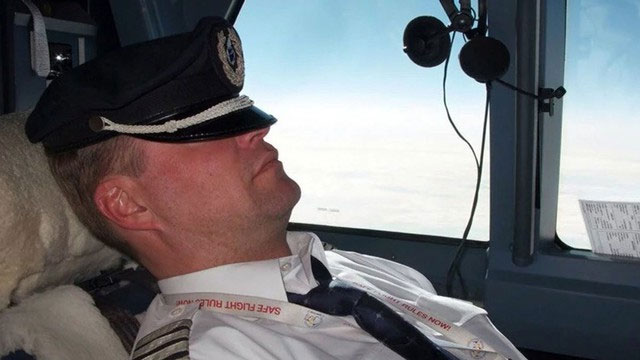 چرا خلبان ها می توانند راحت بخوابند هنگامی که هواپیما پر از مسافر است؟