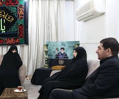 ‫تصویری جالب از شهید رئیسی در خانه اش ؛ دیدار مخبر با خانواده رئیس جمهور  فقید - همشهری آنلاین‬‎