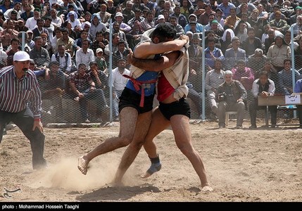 مسابقات کشتی با چوخه در روستای گرماب شهرستان فیروزه