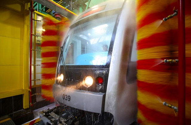 شستوشوی مکانیزه واگن های مترو ؛گزارش تصویری