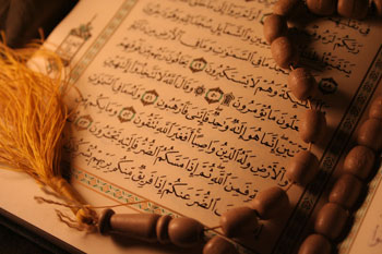 دلیل نوشته های بالای صفحه قرآن