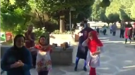دانلود فیلم رقص دسته جمعی زنان و مردان در پارکی در تهران 