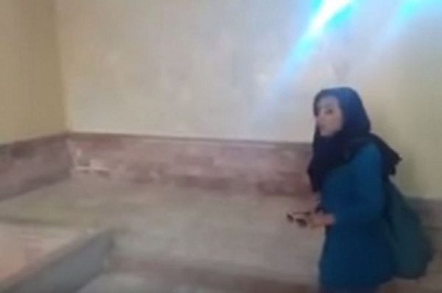  دانلود کلیپ آواز خواندن زیبای یک دختر ایرانی‌ در حمام وکیل شیراز