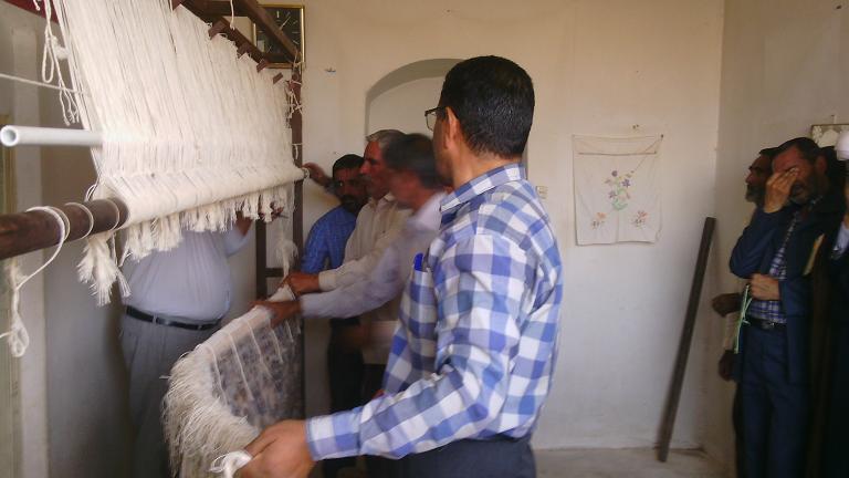 برش قالی دیواری عتبات در روستای دوحصاران
