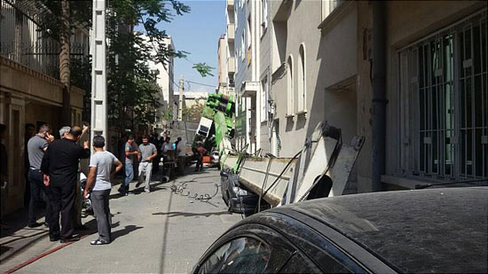 واژگونی جرثقیل ۶۰ تنی روی ۳ خودرو در تهران + تصاویر